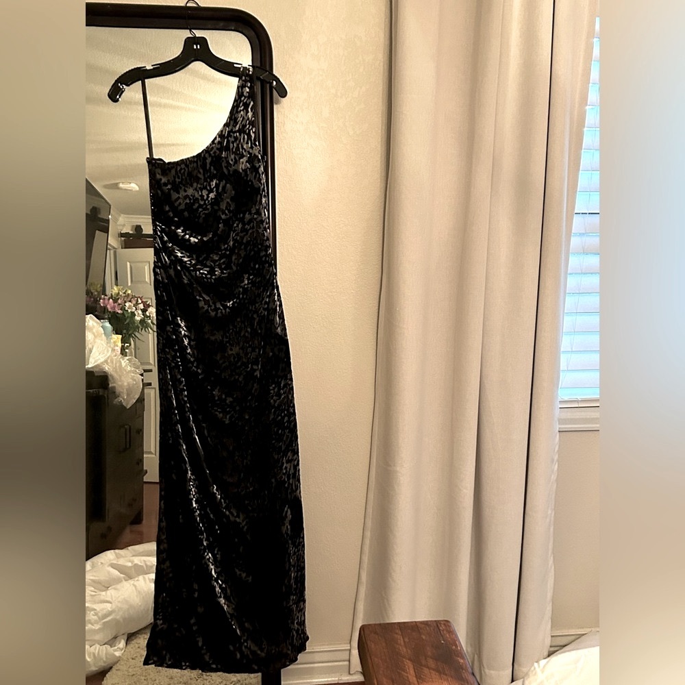 Laundry by Shelli Segal Velvet Textured Evening Gown